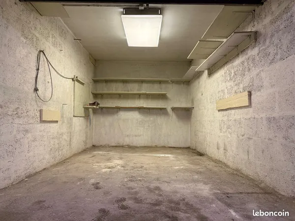 Garage avec électricité dans parking sécurisé