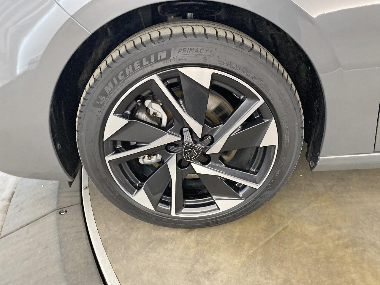 Peugeot 308 hybrid 145 e-dcs6 allure — photo 11