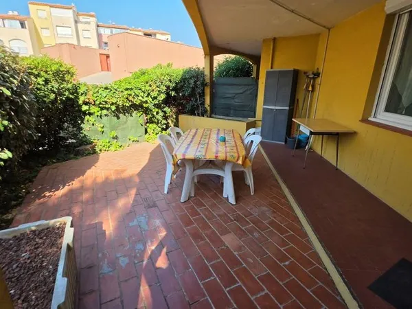 LE CAP D'AGDE: REZ DE JARDIN rénové STUDIO ( possibilité garage ) / PISCINE
