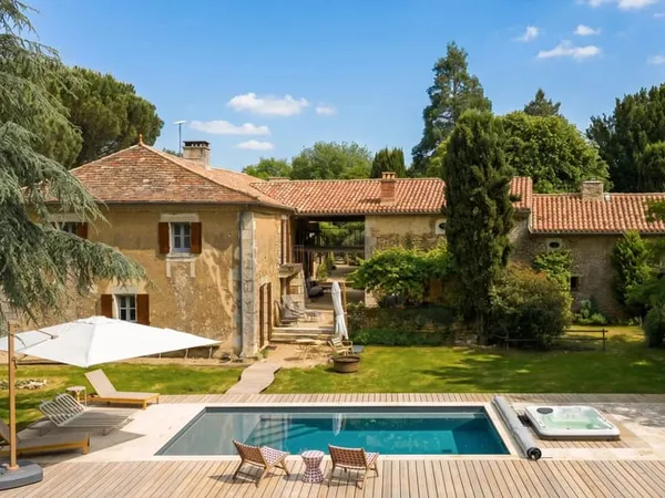 Charmant ensemble en pierre avec piscine dans un cadre magnifique