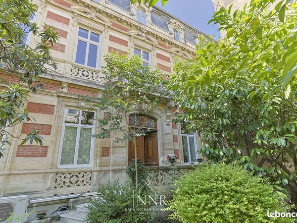 Maison de maître de caractère avec 6 logements, jardin et cour en coeur de ville