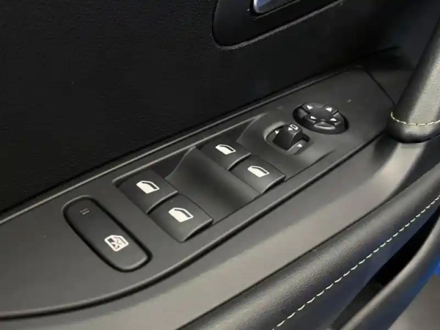 Peugeot 208 e- 136ch gt — photo 13