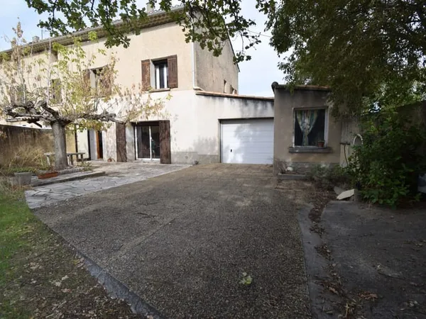 Maison de village trois chambres avec jardin et garage