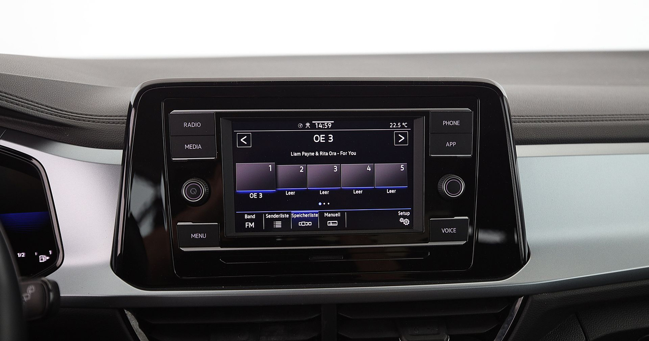 Volkswagen T-Roc — photo 22
