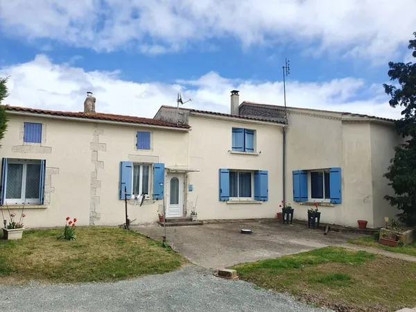 Maison charentaise avec hangar et jardin