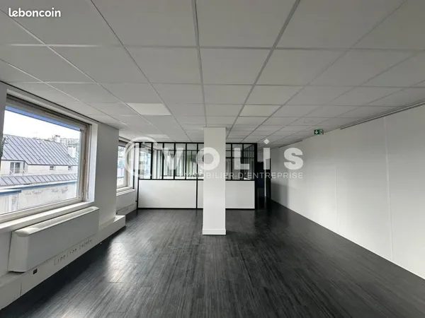 Bureau 677 m²