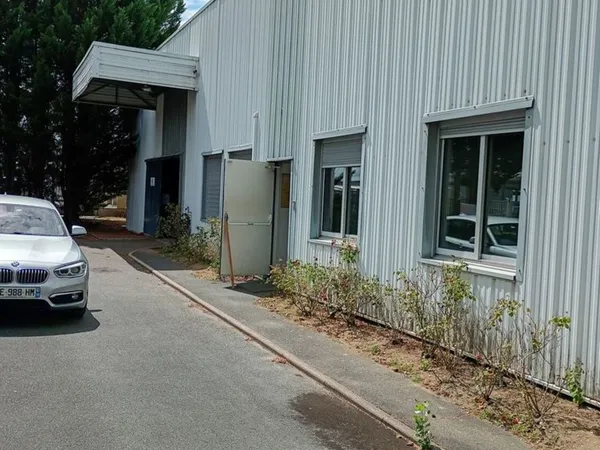 Local industriel d activités à Châteauroux.