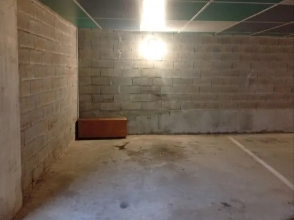 Part loue grand garage dans résidence sécurisée