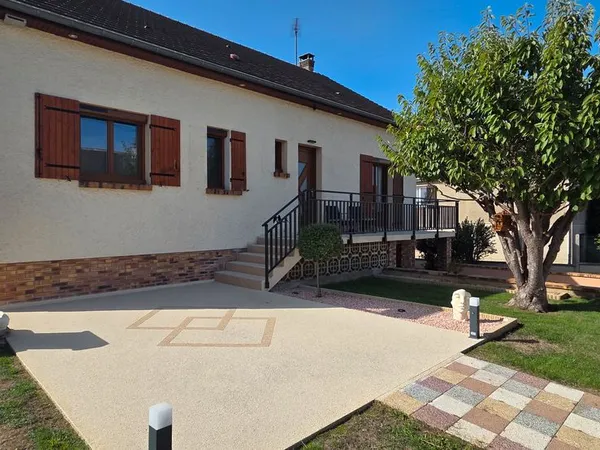 Maison familiale avec sous-sol total et beau potentiel