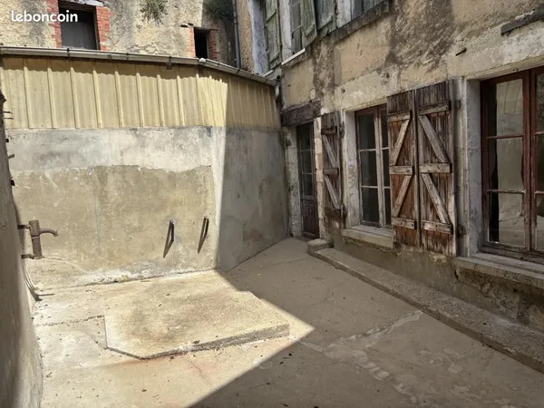 Maison de ville avec cour privative et dépendance