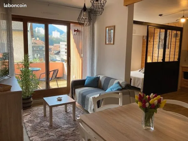 Moûtiers centre - Appartement 2 pièces rénové, balcon plein sud, vue dégagée et ascenseur