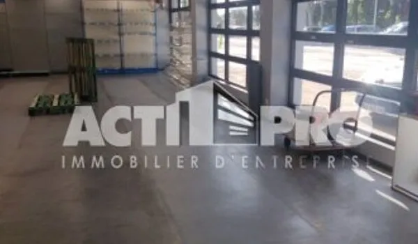 Local commercial 2400 m²