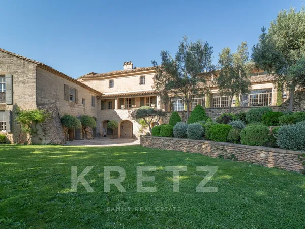Mas en pierre à vendre Uzès Provence - Propriété rénovée avec piscine, jardin et environnement calme