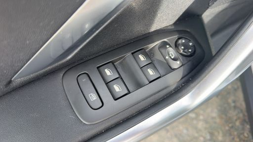 Peugeot 2008 1.2 PureTech 110 EAT6 - Crossway – 2017 – 121979 km – Essence – Boîte Automatique — photo 21