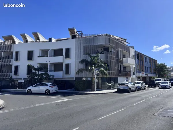BEL EMPLACEMENT LOCAL 69 m² CENTRE VILLE SAINT-LEU