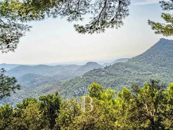 Bagnols-En-Forêt Terrain constructible 1 hectare - Vue mer - 900 m2 de droits à bâtir
