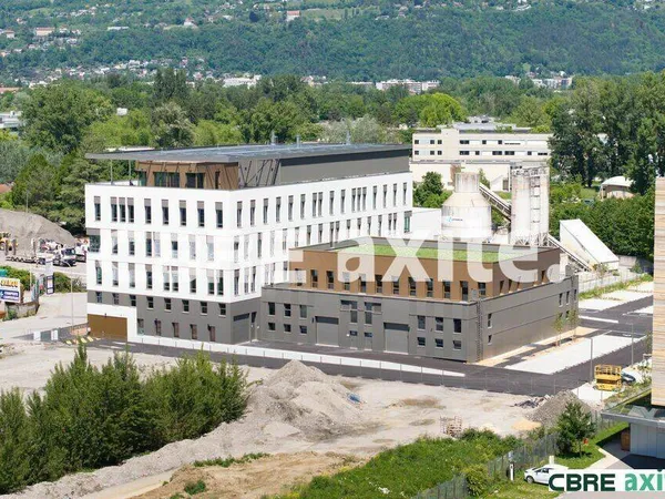 Local d'activité 1819 m²