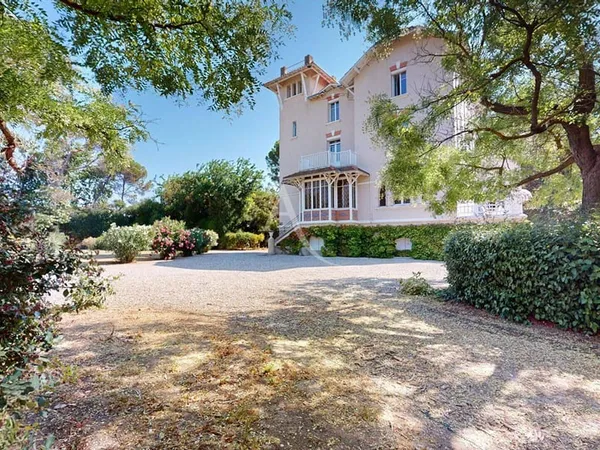 Maison 14 pièces 455 m²