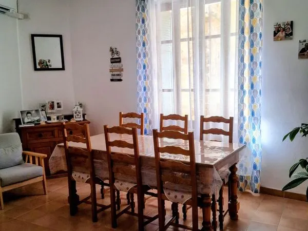 Maison de village, climatisée, grandes pièces, avec cellier, garage et terrasse sur les toits