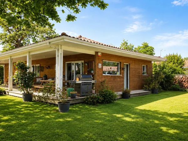 Maison familiale au calme avec un jardin arboré.