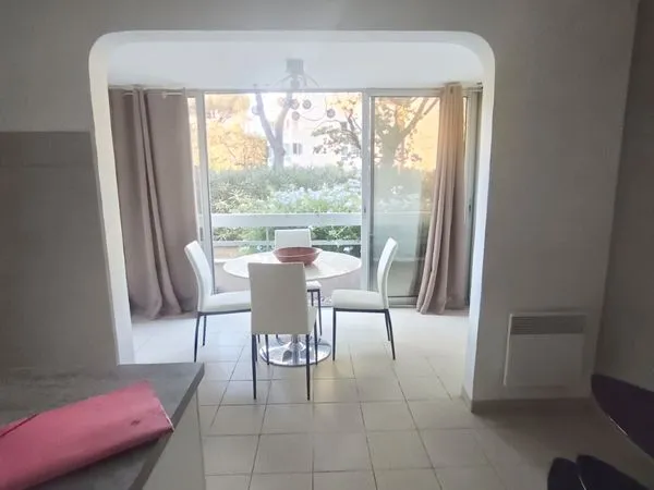 Studio à louer à l'année