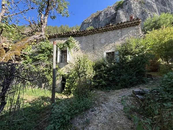 Maison de village avec jardinet et grandes dépendances