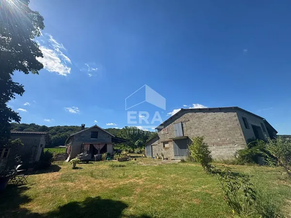 Ensemble immobilier avec dépendances sur 3 822 m² de terrain Fort potentiel