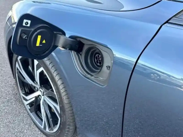 Volvo V60 t6 awd 253+145ch plus style dark geartronic 8 — photo 7