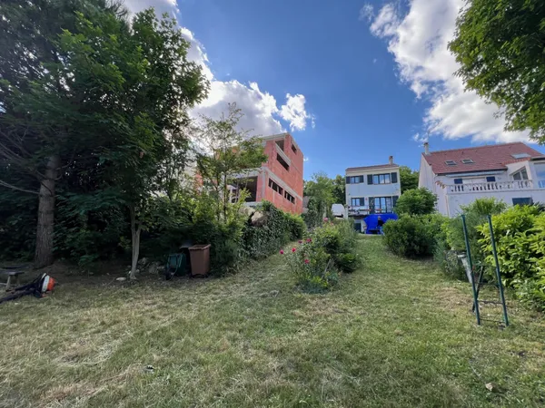 TERRAIN DIVISIBLE EN PLUSIEURS LOTS