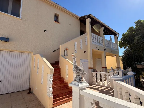 Deux logements + grand garage au calme à Marignane
