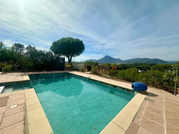 Maison de 110 m² 3 chambres avec piscine et vue dégagée sur le Coudon
