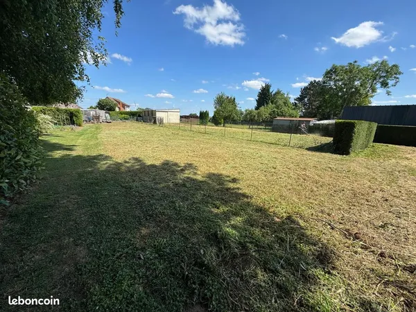 Terrain a batir a vendre de 1800m2 avec un hangar de 80 m2