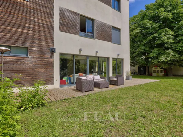Rueil-Malmaison - Centre-ville - Triplex - Jardin de 300 m² et toit-terrasse de 93 m².