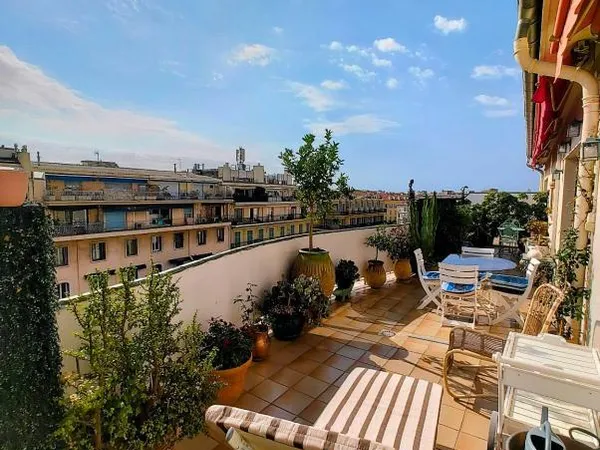 Nue-propriété, 127 m² traversant, dernier étage, terrasse 30 m², Nice Carabacel. Usufruitier 97 ans