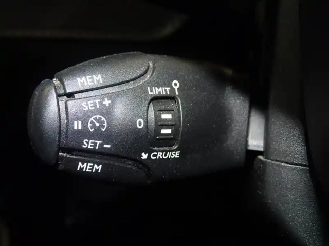 Peugeot 208 e- 136ch gt pack — photo 15