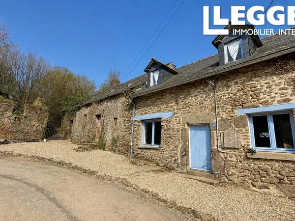 Projet de rénovation : maison en pierre avec potentiel de gîte, dépendances et vue sur la campagne