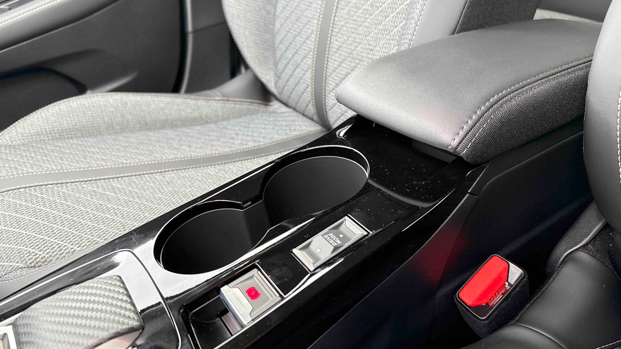Peugeot 208 Hybrid 110 e-DCS6 — photo 31