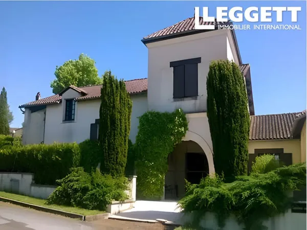 Belle propriété touristique avec vue, restaurant, gîtes et un potentiel exceptionnel pour une activi