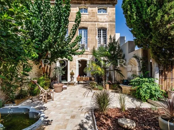 Élégante maison bourgeoise du XVIIe entièrement rénovée avec bas