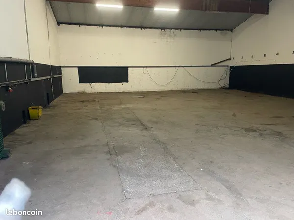 Local d’activité et entrepôt Location Carling  280m² 1200€