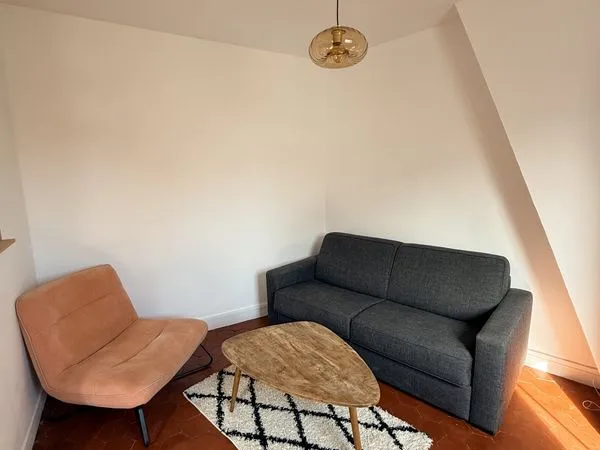 Studio lumineux meublé