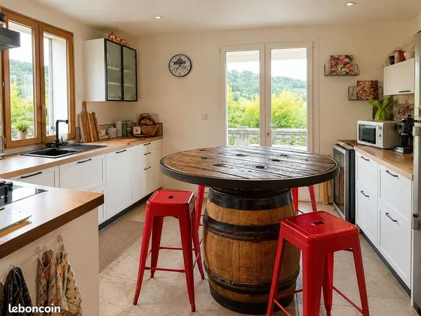 Maison lumineuse avec grand terrain dans un secteur prisé de Naucelles -116m2