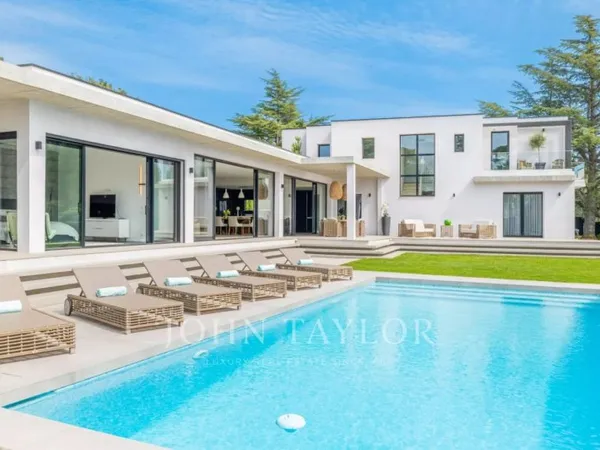 Villa moderne avec 4 chambres à louer proche Antibes - Piscine