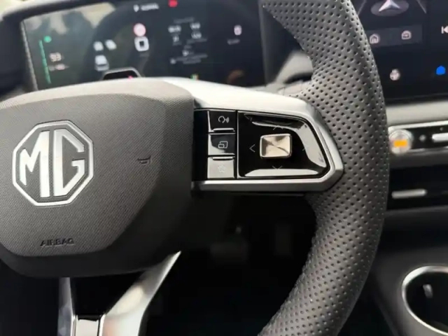 Mg Mg4 premium 64kwh 140kw — photo 12