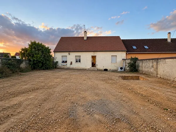 CHARMANTE FERMETTE ENTIÈREMENT RÉNOVÉE AVEC GRANDE DÉPENDANCE ET TERRAIN DE 4 300 M²