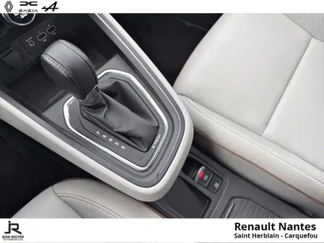 Renault Clio 1.6 e-tech 140ch initiale paris - pack easy drive — photo 12
