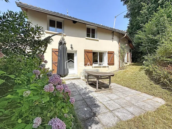 Maison avec dépendances et terrain