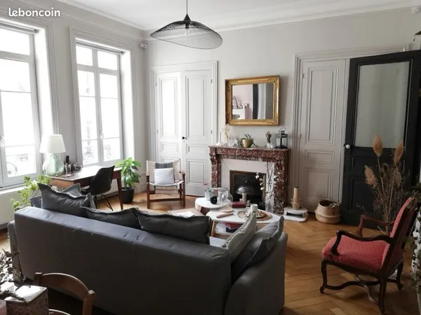Spacieux T2 meublé lumineux ancien rénove quartier Anatole France