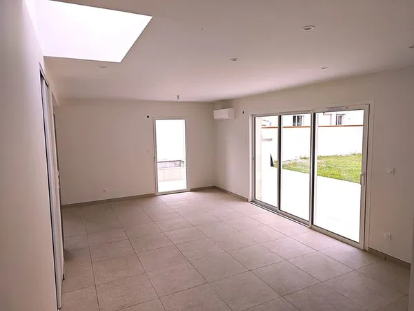 MAISON TYPE 4 PLAIN PIED ANNEE 2024 COUR 2 VEHICULES GRANDE TERRASSE PISCINE JARDIN CROIX DAURADE