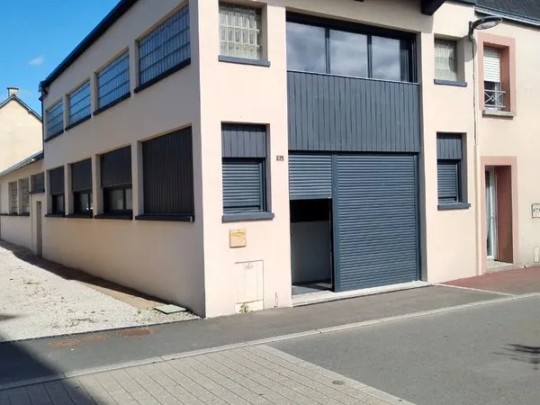 Locaux commerciaux 45m2 + 60m2 de stockage en centre bourg